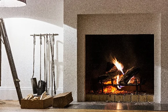 Kaminfeuer mit Kaminbesteck